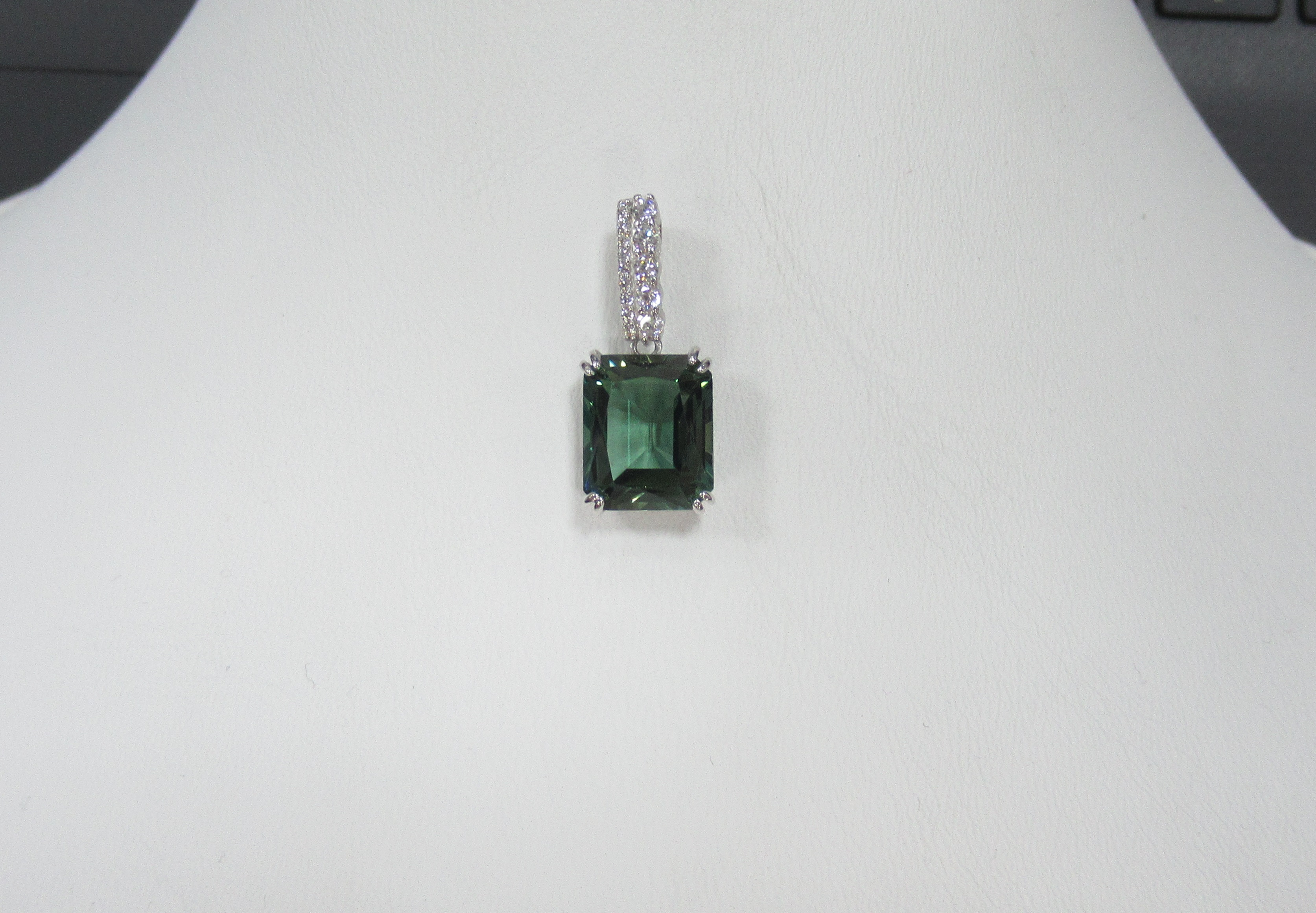 Серебряная подвеска с празиолитом